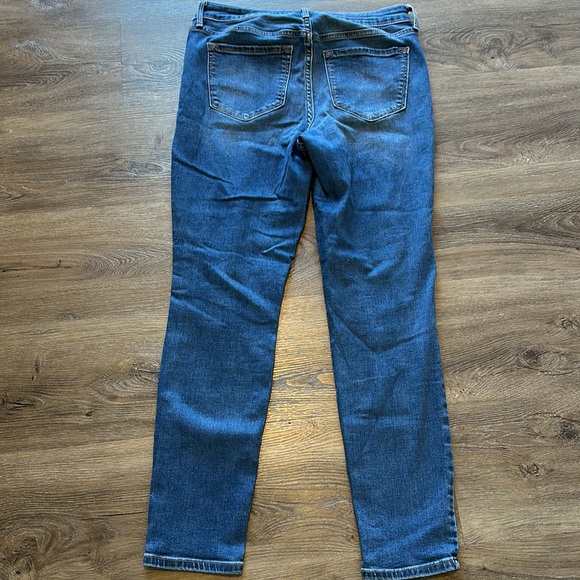 OLD NAVY Rockstar Mid-Rise Distressed Skinny Jeans 6 Short - Picture 3 of 4